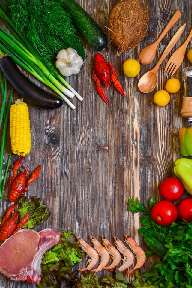 vegetables-and-tomatoes-on-cutting